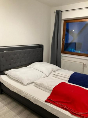 Helle 4 Zimmer, Küche, Bad, WLAN, 24-7, Parkplatz, 4-10 Personen